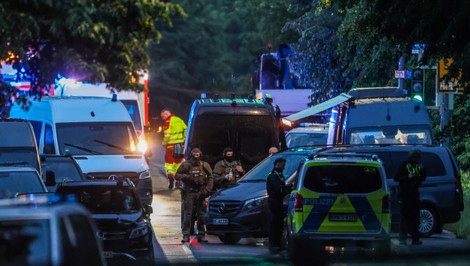 Muž v Dortmunde strieľal na policajtov a zabarikádoval sa s tromi deťmi