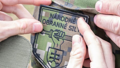 Opozíciu pobúrili kondómy s logom obrany. Rezort vysvetlil, kde ich bude rozdávať