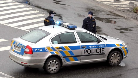 Polícia zasahuje: Muž sa zabarikádoval a hrozí zapálením domu