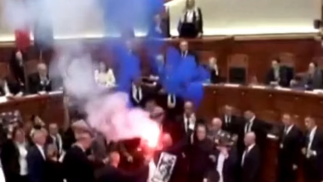 Chaos v albánskom parlamente: Opozícia zapálila svetlice a žiadala demisiu premiéra