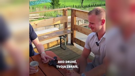 Mazurekovo kontroverzné video so zbraňou pod paľbou kritiky: Odborník hovorí o porušení pravidiel