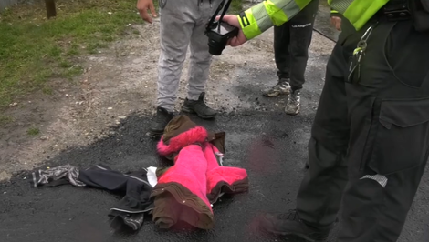 Dievča vbehlo vodičovi do cesty. Do nemocnice ju museli odviezť na umelej pľúcnej ventilácii