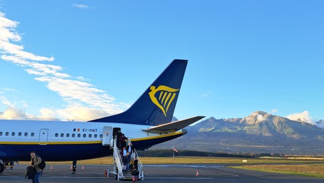 Šéf Ryanairu popiera, že cestujúci po rozbití okna vypadol z lietadla.