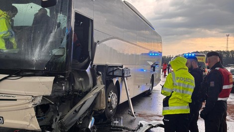 Zrážka autobusu a osobného auta si vyžiadala viac než 10 zranených