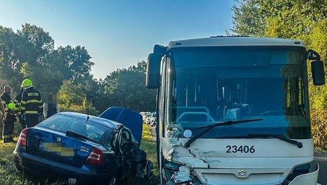 Pri Drahňove sa zrazil autobus s autom: V autobuse bolo 16 detí
