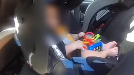 Polročné bábätko zostalo v aute, ktoré sa nečakane zamklo. Polícia ho musela vyslobodiť