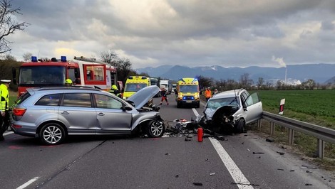 Cesta I/18 za Ružomberkom uzavretá: Čelná zrážka si vyžiadala 5 zranených