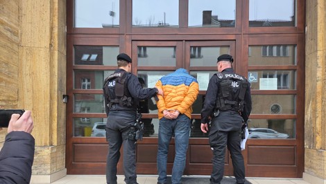 Majiteľa hokejového klubu a jeho syna obvinili z vydierania a napadnutia. Obeti hrozí, že príde o oko