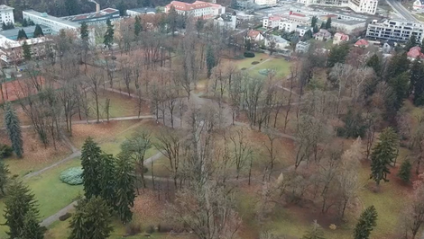 Banská Bystrica uzatvára mestský park. Plánuje sa výrub 149 stromov