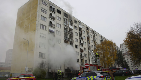 V Topoľčanoch horí bytový dom, evidujú viacero zranených