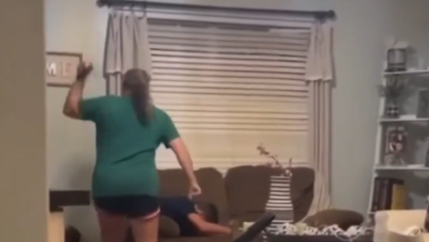 Učiteľka roka bola zatknutá za brutálne týranie syna. Video odhalil starší brat