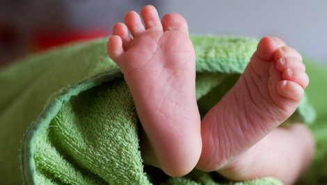 "Babské rady" zabíjali: Bábätko zomrelo po tom, čo mu rodičia natierali ďasná alkoholom