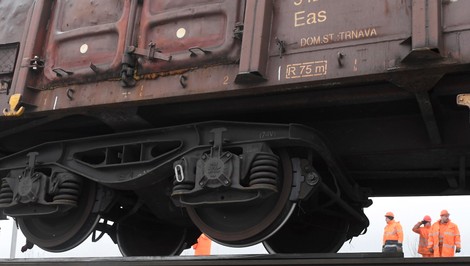 Vlak narazil do auta na nechránenom priecestí. Dvaja ľudia neprežili