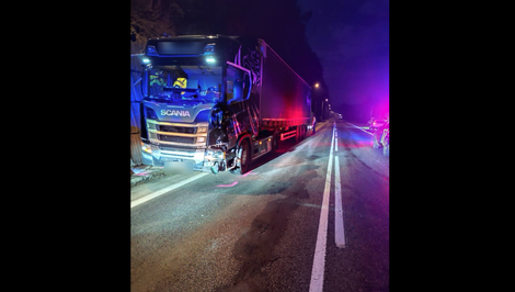 Chodec zomrel po zrážke s kamiónom. Mal kráčať stredom vozovky