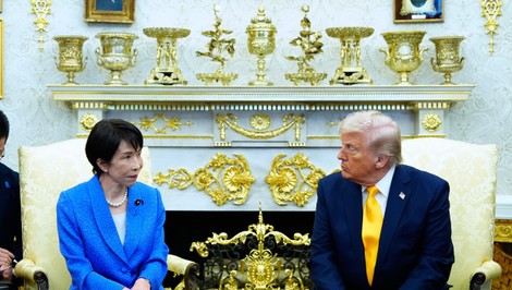 Donald Trump pred japonskou premiérkou nehodne vtipkoval o Pearl Harbor