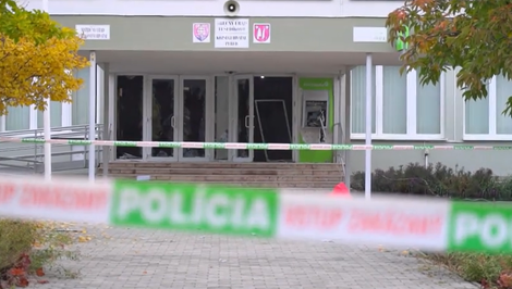 Polícia chytila trojicu cudzincov, podozrievajú ich z výbuchov bankomatov