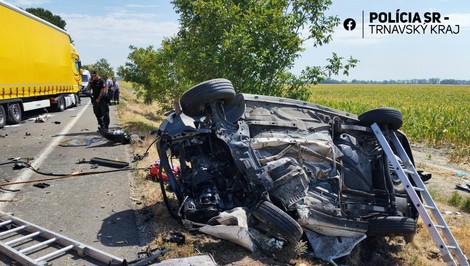 Tragická nehoda pri Holiciach: Pri čelnej zrážke zahynula spolujazdkyňa, vodič bojuje o život