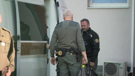 Začal sa súdny proces s matkou, ktorá mala vo vani utopiť dve dcéry