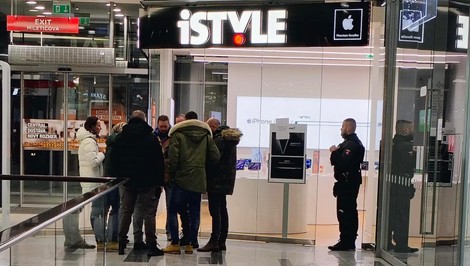 Lúpež v nákupnom centre: Štyria maskovaní páchatelia spôsobili škody za tisíce eur