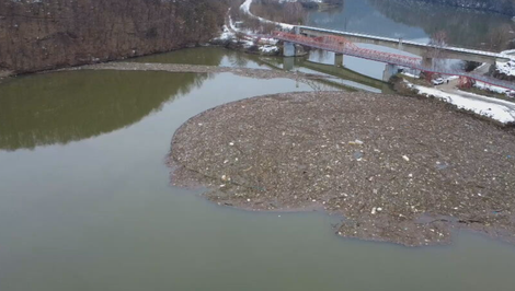 Ružín zaplavili tony odpadu. Environmentálnej tragédii zabránili dobrovoľníci