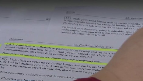 FOTO: Andrej Danko sa dostal do príkladov z fyziky. Študenti riešili aj jeho stožiar
