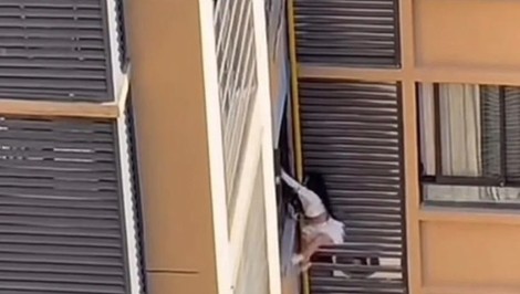 Susedom tuhla krv v žilách. Milenka utekala pred manželkou z 10. poschodia