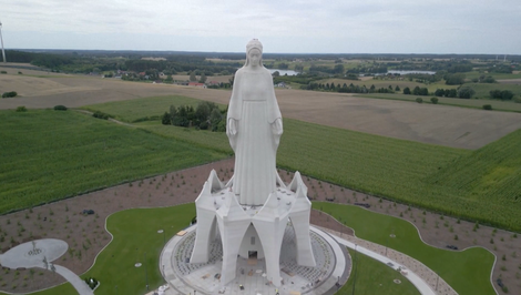 Poľsko dokončuje najvyššiu sochu Panny Márie v Európe. Monument meria viac ako 54 metrov