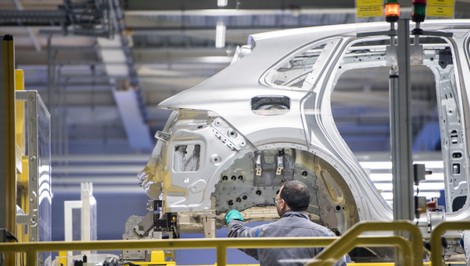 Volkswagen môže presunúť Porsche Cayenne z Bratislavy. Čo sú hlavné problémy?