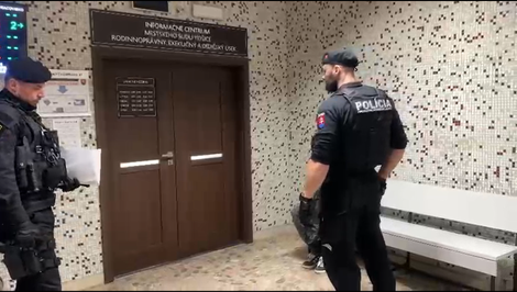 Muža, ktorý v supermarkete napadol svoju bývalú advokátku, priviezli na súd: Rozhodovať sa bude o jeho vzatí do väzby