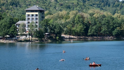 V blízkosti jazera Počúvadlo horí chata. Na mieste zasahujú hasiči