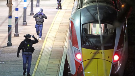 Cestujúci sa v panike skrývali na toaletách. Polícia obvinila útočníka z vlaku z 11 pokusov o vraždu