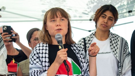 Polícia v Londýne zadržala na propalestínskom proteste aktivistku Thunbergovú