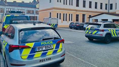 Hromadná bombová hrozba v Česku: Polícia preveruje približne 400 budov