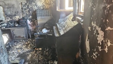 Sused si všimol požiar rodinného domu. Matka sa stihla zachrániť, jej syn bohužiaľ zomrel