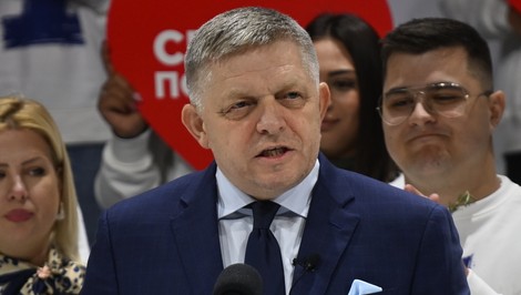 Historik o Ficovi na Vučičovom mítingu: Má to posilniť jeho obraz váženého politika