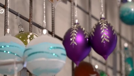 Slovenská obec po 25 rokoch oživila tradíciu výroby sklenených vianočných ozdôb