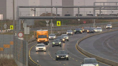 Hrozivá nehoda na R1: Autobus skončil v poli, záchranári evidujú zranenia