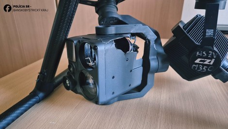 Počas pátrania začal niekto strieľať na dron. Polícia zadržala jednu osobu