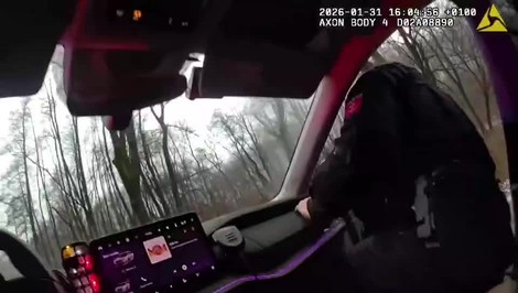 Opitý muž unikal polícii a zrazil sa so služobným vozidlom. Dychová skúška ukázala 2,25 promile