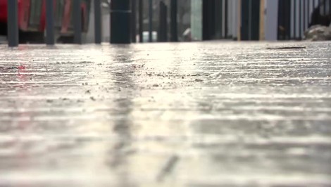 Pre celé územie Slovenska platia výstrahy prvého stupňa pred poľadovicou a hmlou