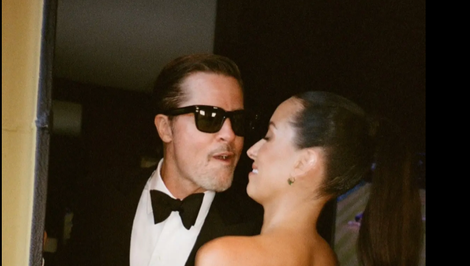 Po rokoch trápenia opäť žiari! Brad Pitt ukázal o 30 rokov mladšiu priateľku, všetci však riešia jeho vzhľad!