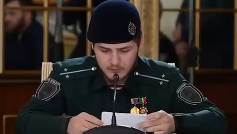 Nevie plynule čítať, no velí jednotke. Kadyrovov osemnásťročný syn je na smiech