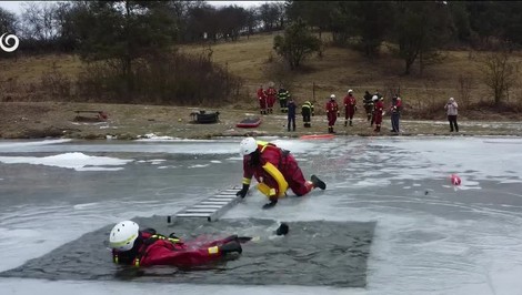Keď sa ľad prelomí, rozhodujú sekundy. Hasiči nacvičovali záchranu topiaceho na jazere