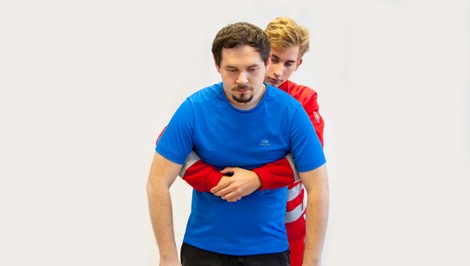 Takto pomôžete človeku, ktorý sa dusí jedlom či vdýchnutým predmetom: Naučte sa HEIMLICHOV MANÉVER!