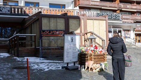 Počet obvinených po požiari v bare v Crans-Montane stúpol na štyroch