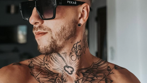 Nádor v krku! Český spevák si myslel, že má výrazný ohryzok, lekár ho vyviedol z omylu!