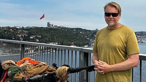 Karl Bushby kráča okolo sveta už 30 rokov. Teraz jeho cesta vedie cez Slovensko