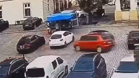 Vodička nezvládla parkovanie, divokou jazdou poškodila šesť áut