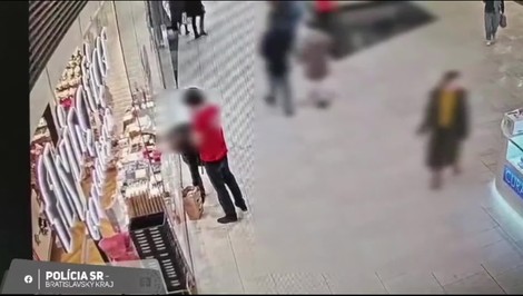 Zlodej v kníhkupectve chcel ujsť s knihami za 300 eur. Zamestnanca napadol slzným sprejom