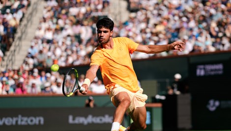 Alcaraz prvýkrát v sezóne porazený, vo finále Medvedev so Sinnerom